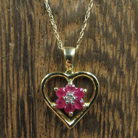 Jewelry - 18" 10K Gold Topaz & Diamond Chip Heart Necklace